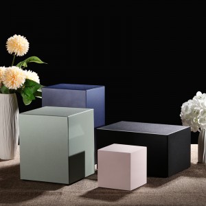 Μαύρα μεταλλικά δοχεία για τον άνθρωπο