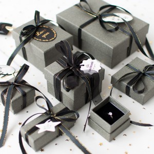 Προσαρμοσμένη χειροποίητη συσκευασία χαρτιού χαρτονιού για κρεμαστό κόσμημα