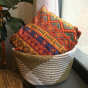 Υφαντά καλάθι με θέα στην κοιλιά