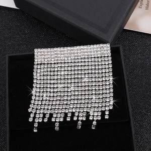 Ιδιοσυγκρασία γεμάτη καρφίτσα φούντα τρυπάνι