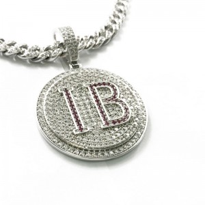 Μοντέρνο στρογγυλό γράμμα χαραγμένο μενταγιόν διαμαντιών με αλυσίδα