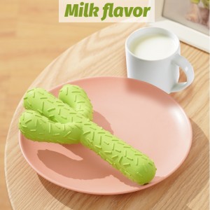 Το κουτάβι γεύσης του βοείου κρέατος μασάει παιχνίδια