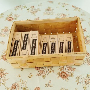 Απλά προϊόντα που πωλούνται καλάθι συσκευασίας ξύλου