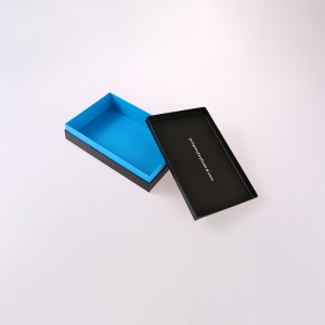 Μαύρο κουτί με το λογότυπο