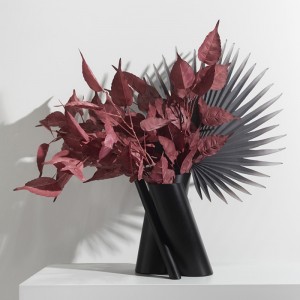 Μαύρο κεκλιμένο βάζο