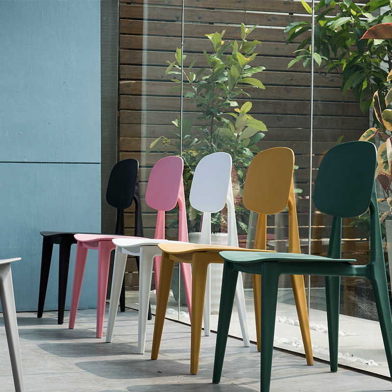 Άνετες πολύχρωμες πλαστικές καρέκλες έπιπλα εστιατορίου στοίβατο πλαστικό καρέκλα καφέ