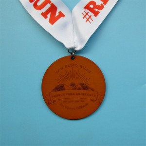 Ακατέργαστο ξύλινο ξύλινο σκάλισμα με μεταξωτή κορδέλα ωραία μετάλλια