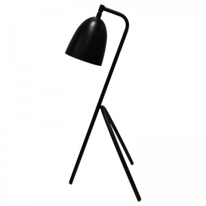 Τρία λάμπα γραφείου με μαύρο φινίρισμα και ένα διακόπτη rocker/off στη σειρά στο ξενώνα