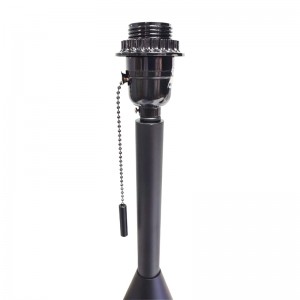 Λάμπα μαύρου φινιρίσματος με διακόπτη αλυσίδας έλξης στο δωμάτιο