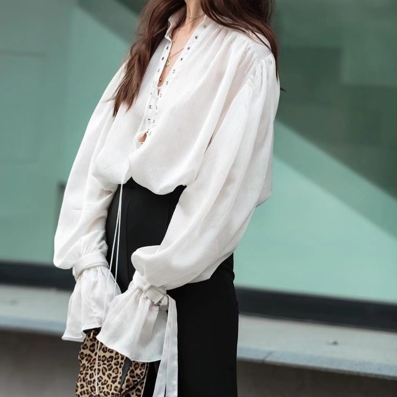 Γαλλικό λευκό πουκάμισο με μακρύ μανίκι 2023 Νέο φουσκωτό μανίκι λεπτό ιδιοσυγκρασία V-neck σχεδιασμό Sense Sended πουκάμισο μπλούζα