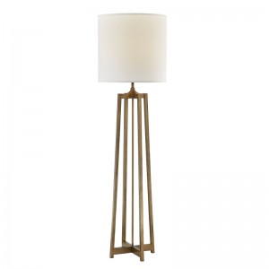 Καναπές Hyatt Hotel δίπλα στον λαμπτήρα δαπέδου με παλαιά χρυσό φινίρισμα στο ξενώνα