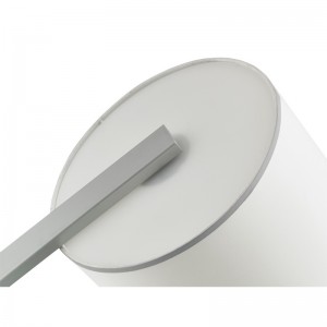 Hiltom Hotel καναπέ δίπλα στον λαμπτήρα δαπέδου με ασημένιο φινίρισμα στο δωμάτιο