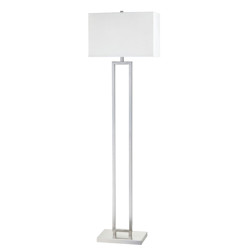 Καναπέ του ξενοδοχείου Marriott δίπλα στον λαμπτήρα δαπέδου με φινίρισμα νικελίου στο δωμάτιο