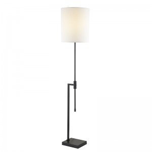Waterwalk Hotel Floor Lamp με ματ μαύρο φινίρισμα στον καναπέ δίπλα στο δωμάτιο