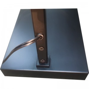 Waterwalk Hotel Floor Lamp με ματ μαύρο φινίρισμα στον καναπέ δίπλα στο δωμάτιο