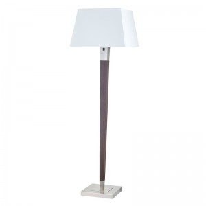 Homewood Suites Hotel Floor Lamp με φινίρισμα νικελίου και ξύλινη έμφαση στον καναπέ δίπλα στο δωμάτιο