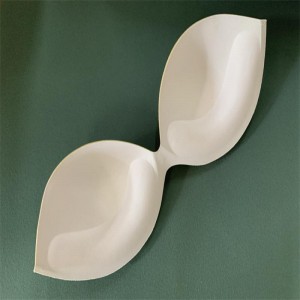 Μαλακό αεράκι αναπνέει επάνω φλιτζάνι εσώρουχα