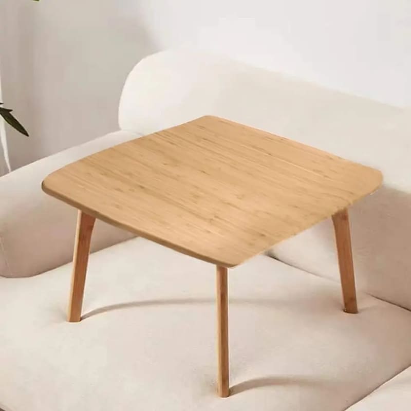 Ένα χαμηλό τραπέζι τσαγιού κάθεται στο πάτωμα ενός τετραγωνικού τραπεζιού Tatami Bamboo Furniture