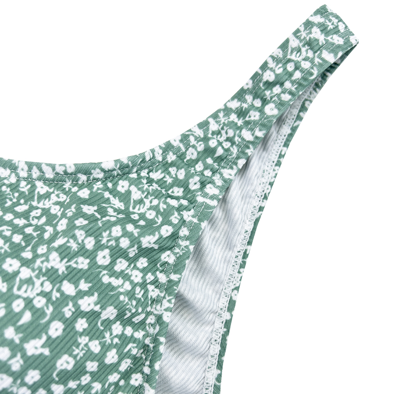 Άνετο μαγιό δύο τεμαχίων με ευρύ ιμάντα ώμου και μικρό floral λευκό σε πράσινο φόντο