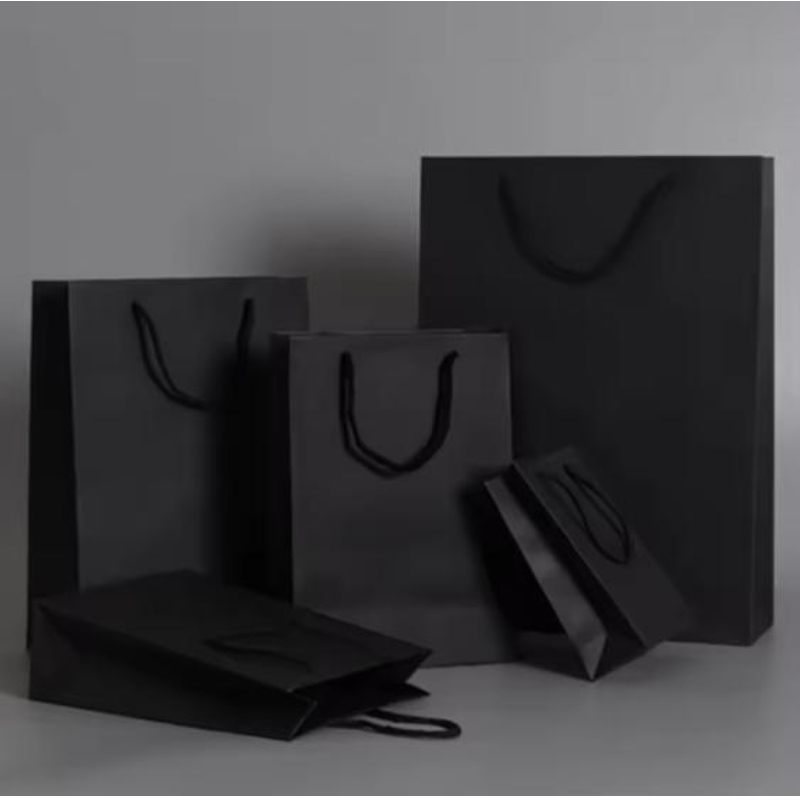 Πολυτελείς μαύρες συσκευασίες τσάντες χαρτιού τυπωμένο προσαρμοσμένο λογότυπο ρούχα αγορών δώρο κοσμήματα κρασί τσάντα κρασιού