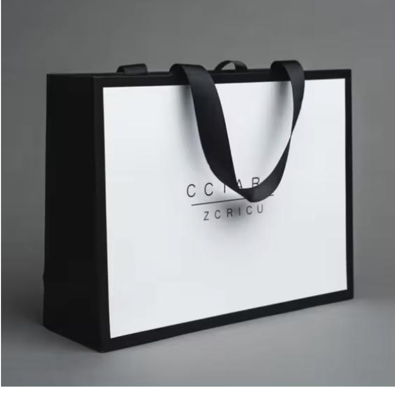 Προσαρμοσμένη πολυτελή ένδυση λιανική συσκευασία τσάντα λευκό δώρο τσάντα bolsas de papel αγορές συσκευασίες τσάντες χαρτιού με λαβές για ρούχα