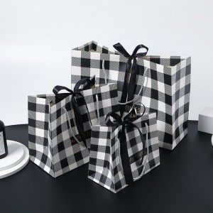 Κομψή καρό τσάντα δώρου Kraft