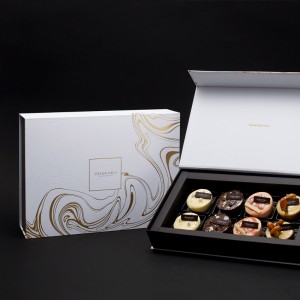 Χρυσό μινιμαλιστικό κουτί δώρου